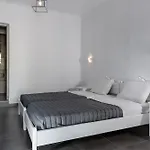 Rivari Santorini Kamári