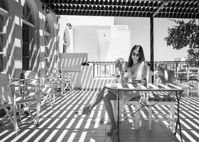 Rivari Santorini Kamári